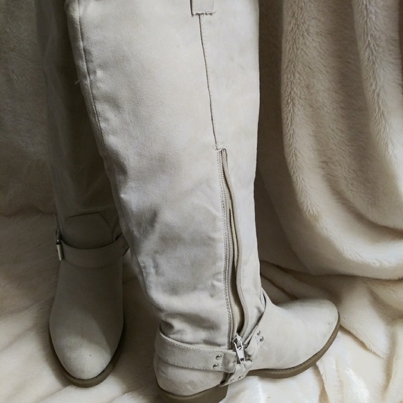 Boots - Picture 3 of 3